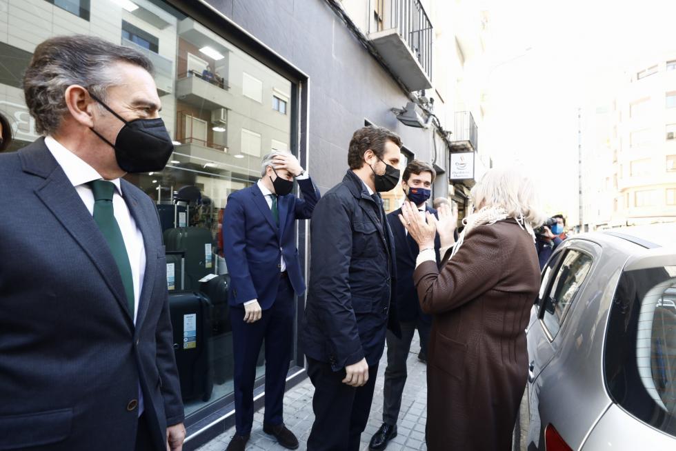 El presidente del Partido Popular, Pablo Casado, ha visitado Zaragoza este viernes, donde depositará un ramo de flores en memoria del presidente del PP de Aragón, Manuel Giménez Abad, asesinado hace 20 años por la banda terrorista ETA. También ha mantenido un encuentro con Jorge Azcón y Luis María Beamonte para visitar posteriormente la Terminal Marítima de Zaragoza.