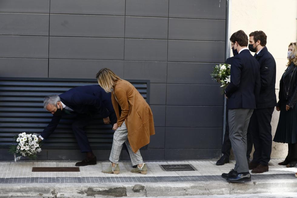 El presidente del Partido Popular, Pablo Casado, ha visitado Zaragoza este viernes, donde depositará un ramo de flores en memoria del presidente del PP de Aragón, Manuel Giménez Abad, asesinado hace 20 años por la banda terrorista ETA. También ha mantenido un encuentro con Jorge Azcón y Luis María Beamonte para visitar posteriormente la Terminal Marítima de Zaragoza.
