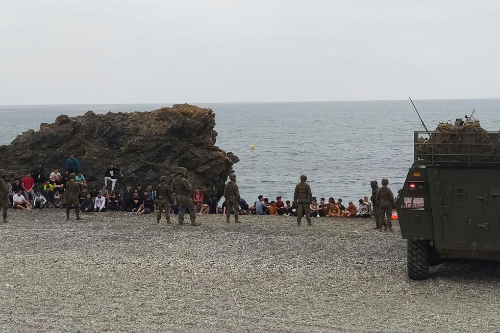 El Ejército de tierra se despliega en Ceuta ante la llegada masiva de migrantes.