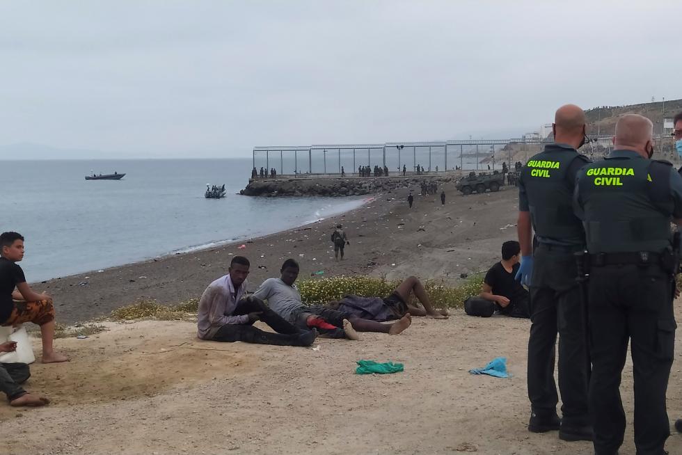 El Ejército de tierra se despliega en Ceuta ante la llegada masiva de migrantes.