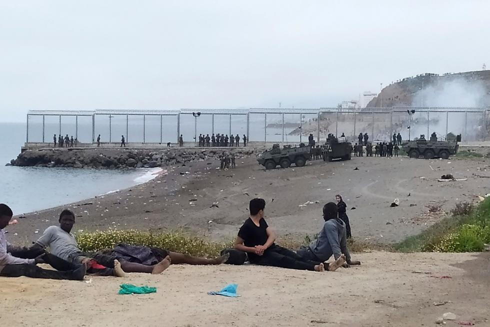 El Ejército de tierra se despliega en Ceuta ante la llegada masiva de migrantes.