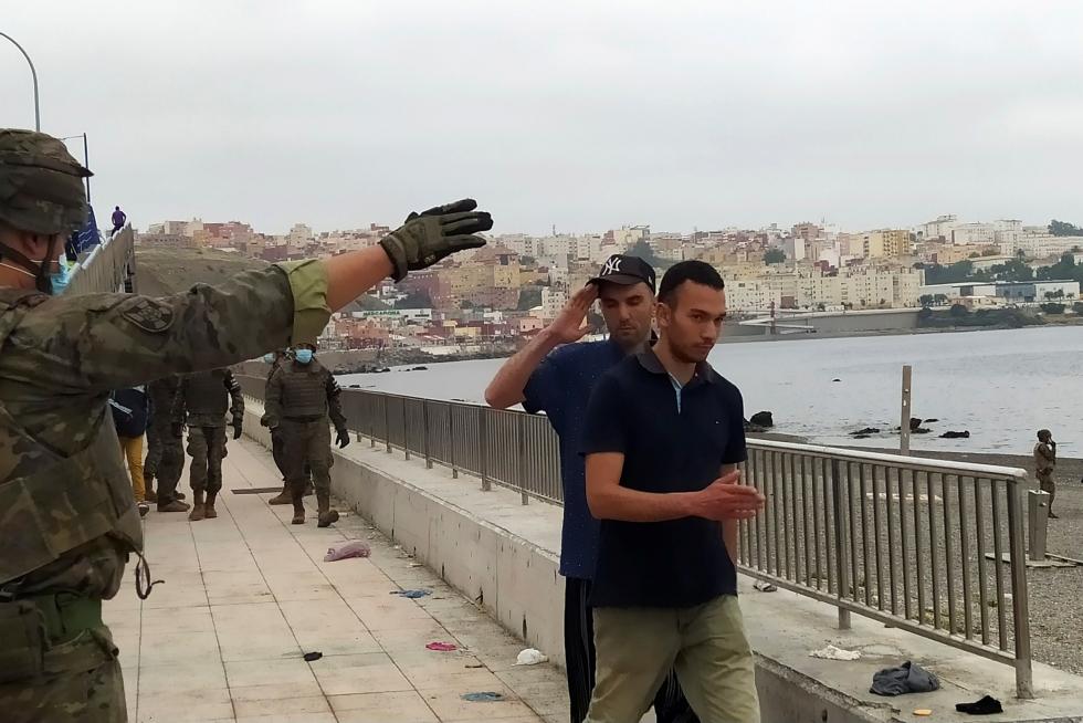 El Ejército de tierra se despliega en Ceuta ante la llegada masiva de migrantes.
