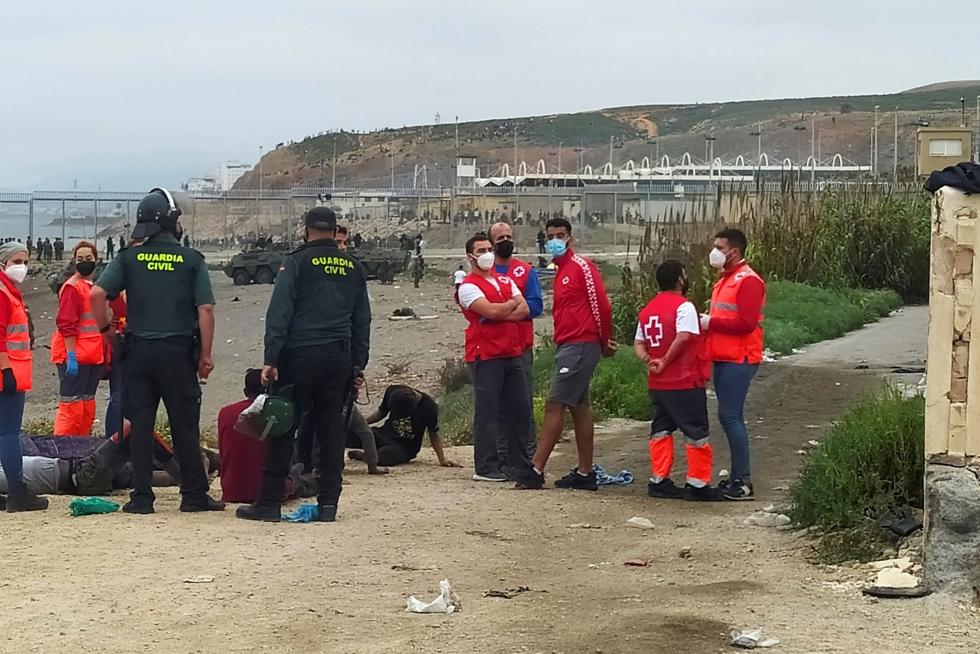 El Ejército de tierra se despliega en Ceuta ante la llegada masiva de migrantes.