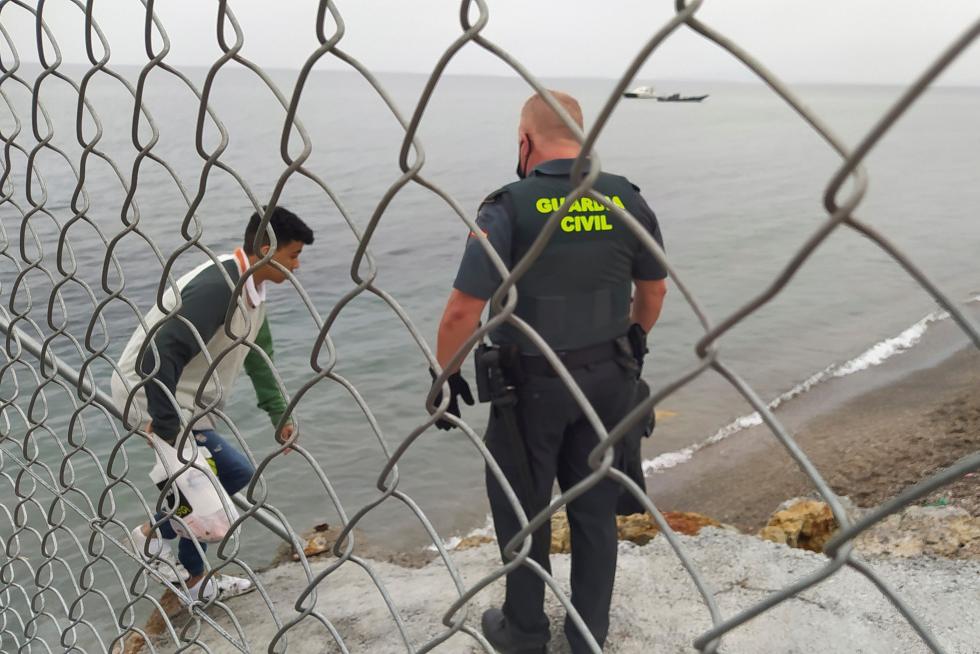 El Ejército de tierra se despliega en Ceuta ante la llegada masiva de migrantes.