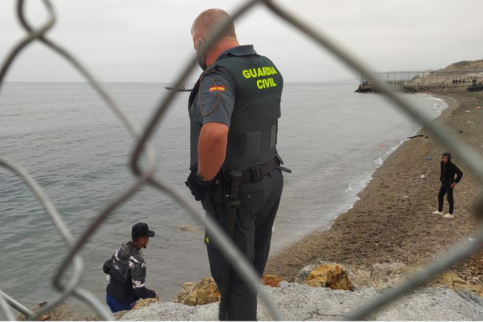 El Ejército de tierra se despliega en Ceuta ante la llegada masiva de migrantes.