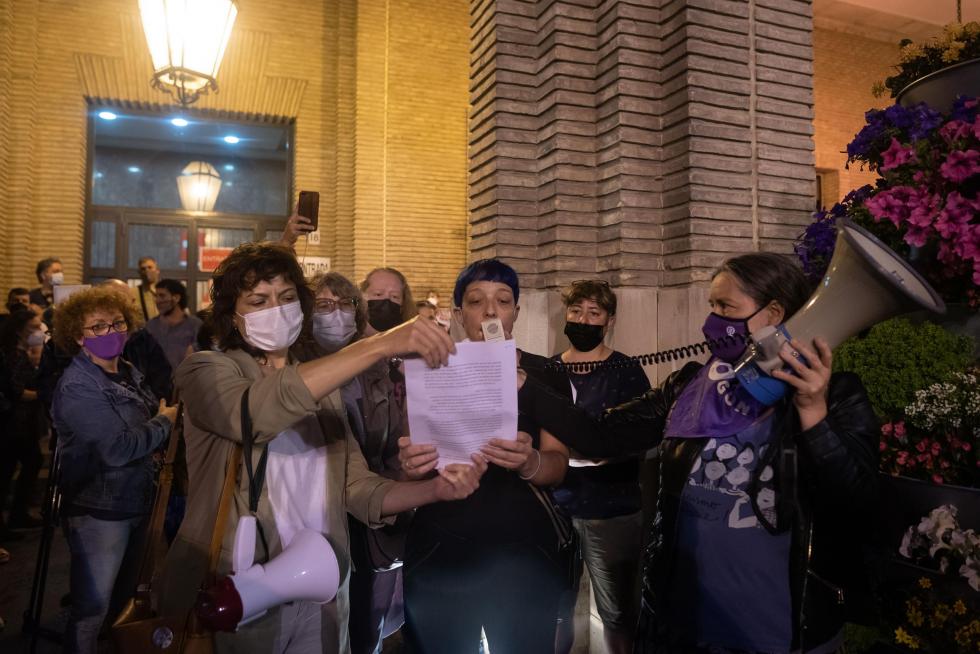 Cientos de personas se han concentrado este viernes en la plaza del Pilar de Zaragoza pese a la intensa lluvia.