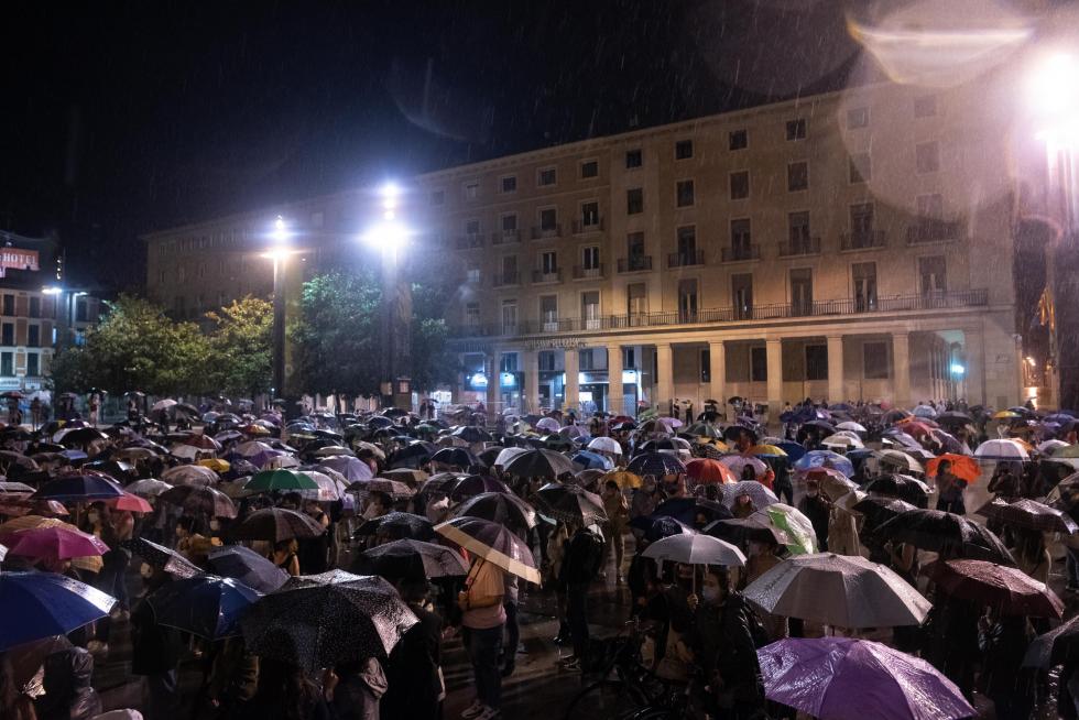 Cientos de personas se han concentrado este viernes en la plaza del Pilar de Zaragoza pese a la intensa lluvia.