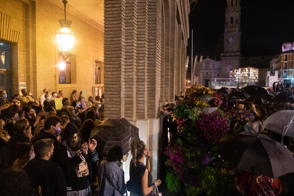 Cientos de personas se han concentrado este viernes en la plaza del Pilar de Zaragoza pese a la intensa lluvia.