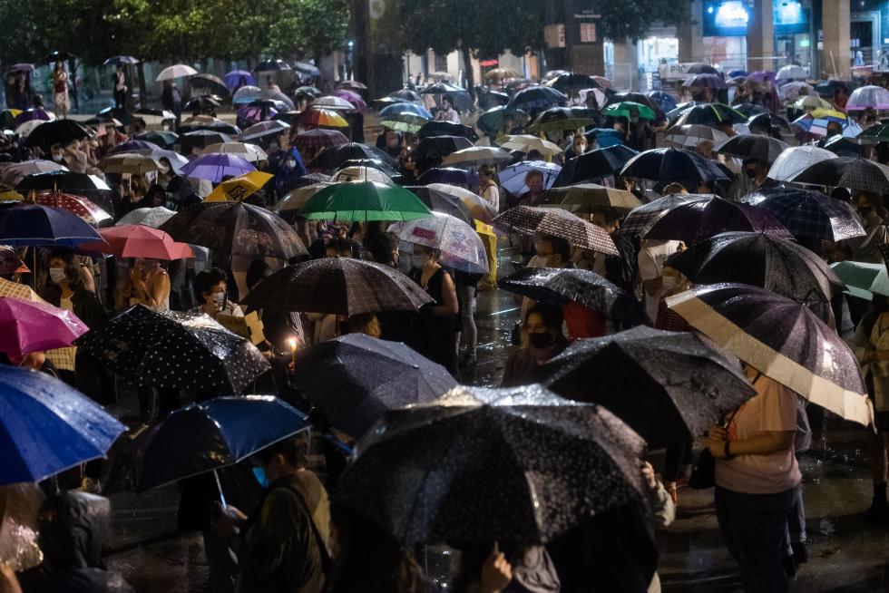 Cientos de personas se han concentrado este viernes en la plaza del Pilar de Zaragoza pese a la intensa lluvia.