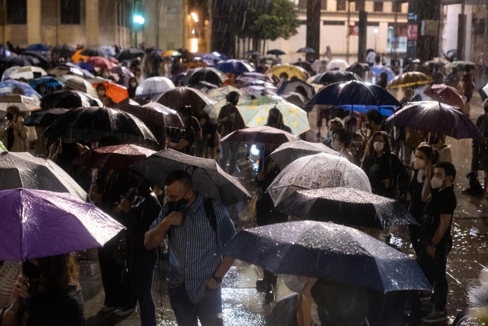 Cientos de personas se han concentrado este viernes en la plaza del Pilar de Zaragoza pese a la intensa lluvia.