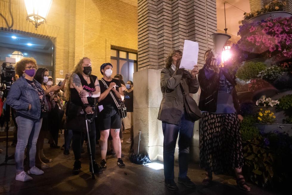Cientos de personas se han concentrado este viernes en la plaza del Pilar de Zaragoza pese a la intensa lluvia.