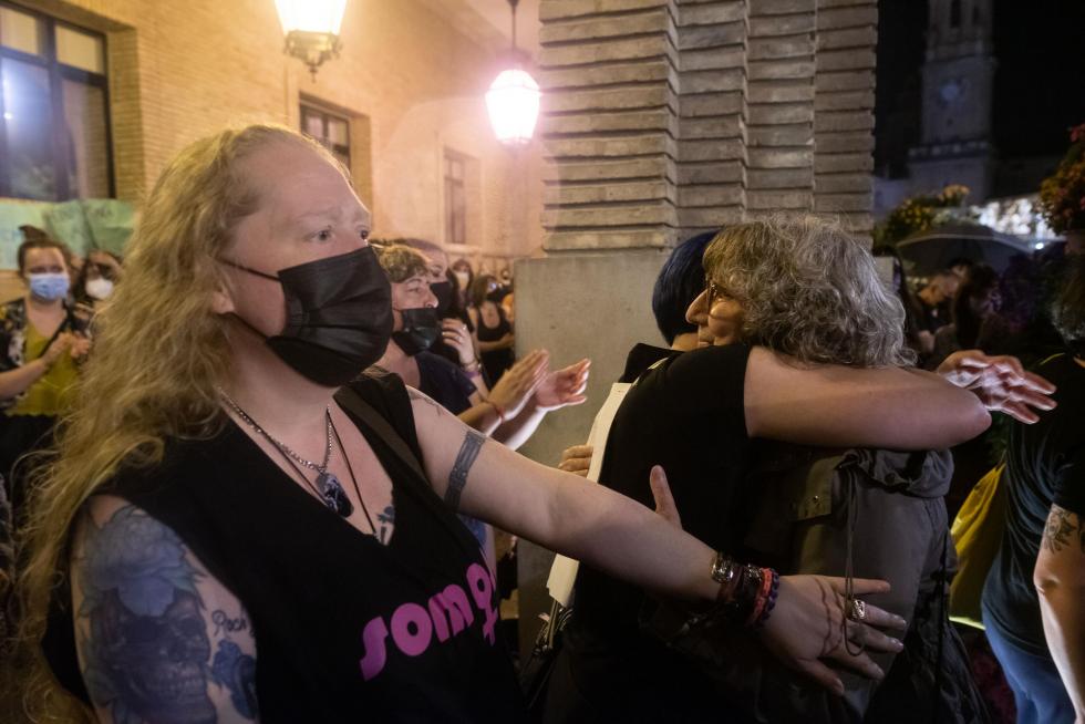 Cientos de personas se han concentrado este viernes en la plaza del Pilar de Zaragoza pese a la intensa lluvia.