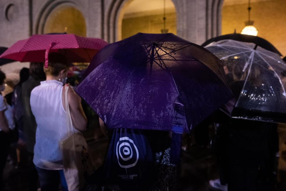 Cientos de personas se han concentrado este viernes en la plaza del Pilar de Zaragoza pese a la intensa lluvia.
