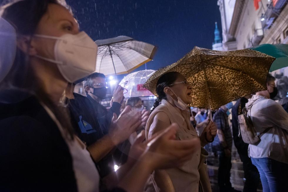 Cientos de personas se han concentrado este viernes en la plaza del Pilar de Zaragoza pese a la intensa lluvia.