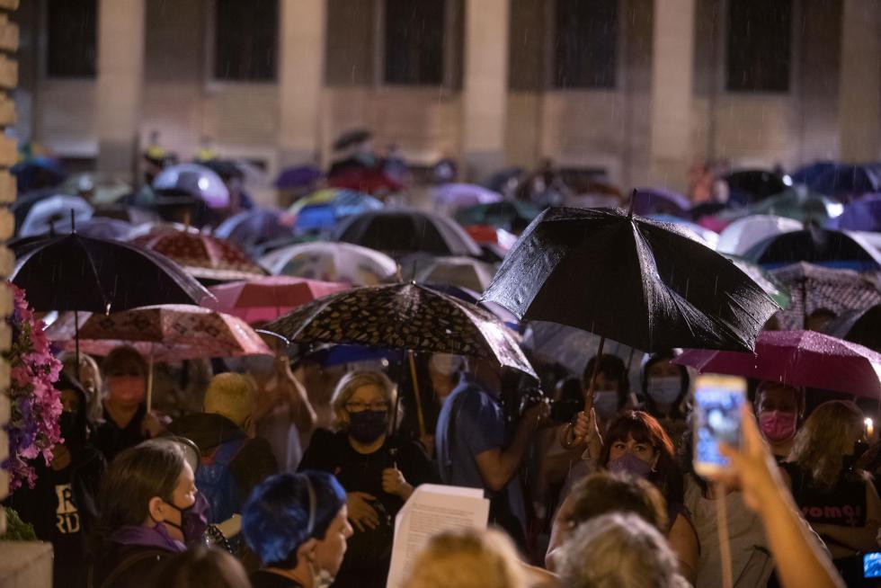 Cientos de personas se han concentrado este viernes en la plaza del Pilar de Zaragoza pese a la intensa lluvia.