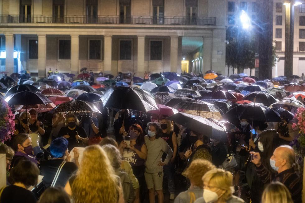 Cientos de personas se han concentrado este viernes en la plaza del Pilar de Zaragoza pese a la intensa lluvia.