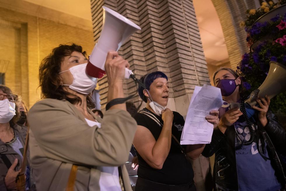 Cientos de personas se han concentrado este viernes en la plaza del Pilar de Zaragoza pese a la intensa lluvia.