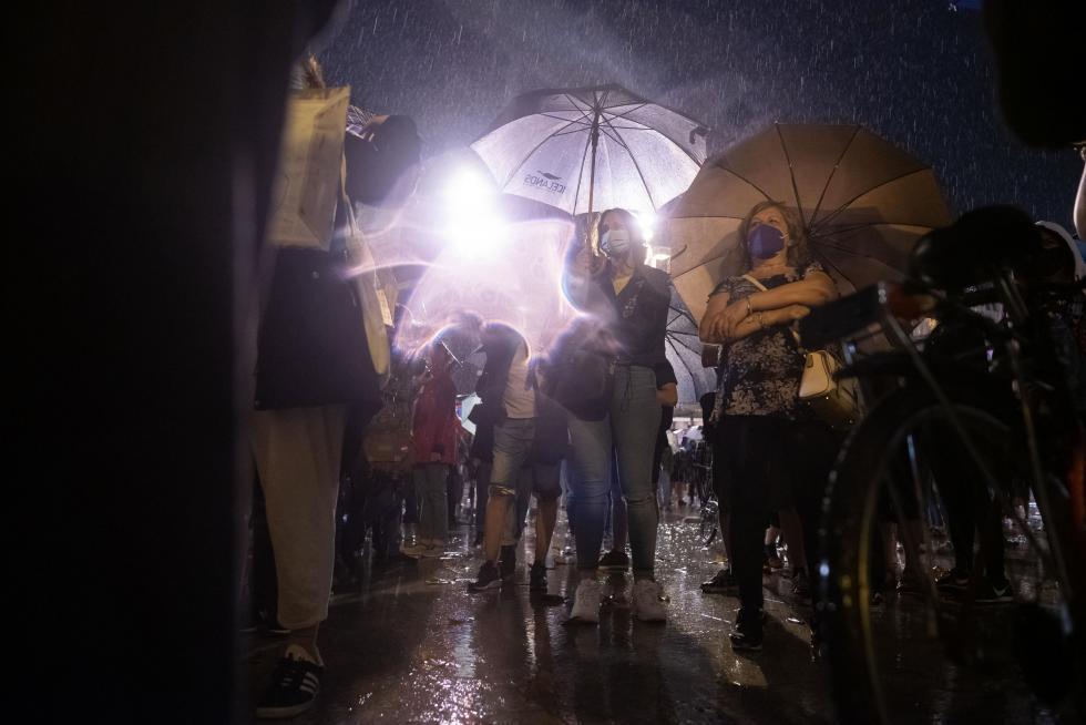 Cientos de personas se han concentrado este viernes en la plaza del Pilar de Zaragoza pese a la intensa lluvia.