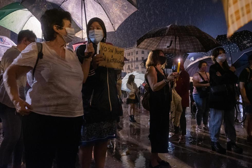 Cientos de personas se han concentrado este viernes en la plaza del Pilar de Zaragoza pese a la intensa lluvia.