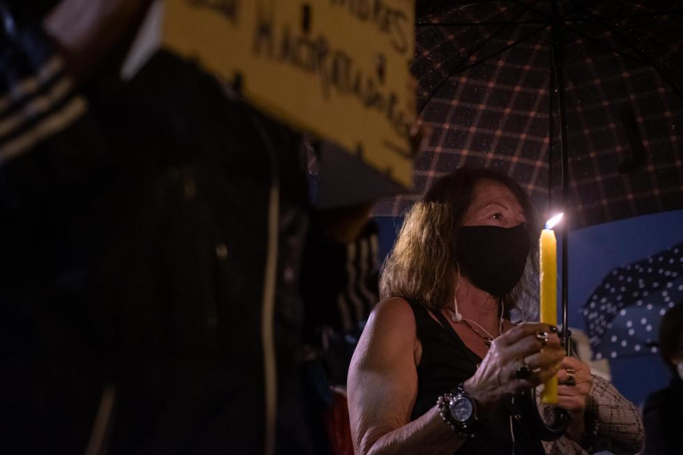 Cientos de personas se han concentrado este viernes en la plaza del Pilar de Zaragoza pese a la intensa lluvia.