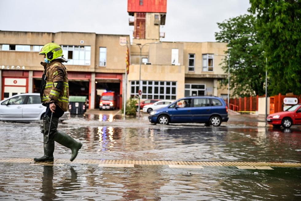 Afecciones de la tormenta en la calle Broto de Zaragoza