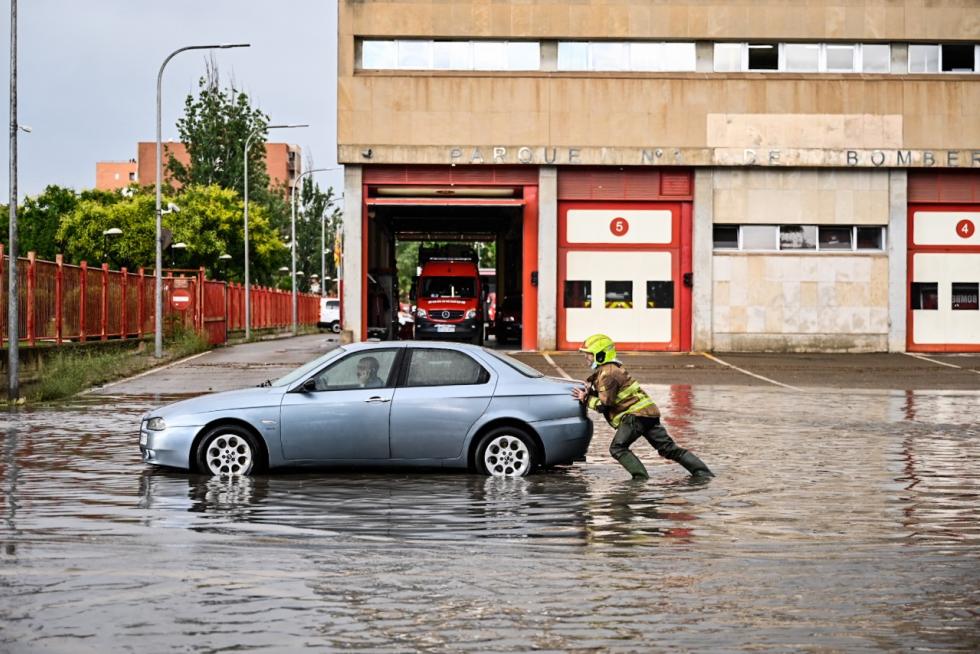 Afecciones de la tormenta en la calle Broto de Zaragoza