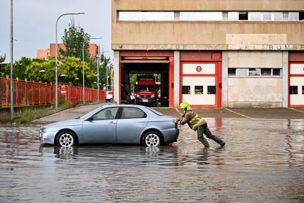 Afecciones de la tormenta en la calle Broto de Zaragoza