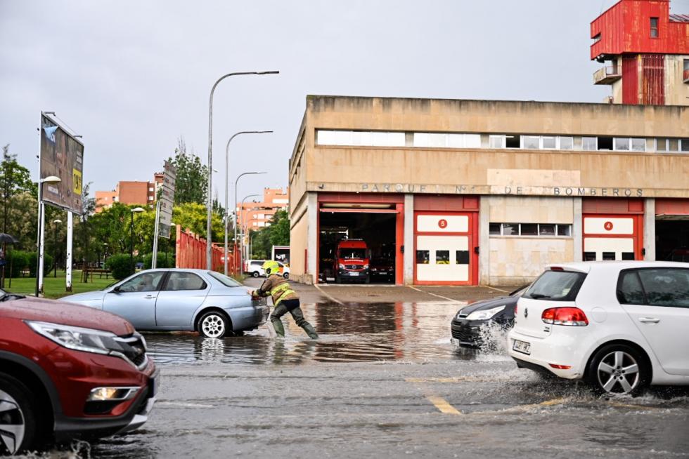 Afecciones de la tormenta en la calle Broto de Zaragoza