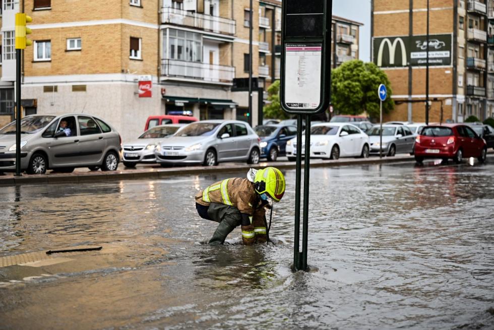 Afecciones de la tormenta en la calle Broto de Zaragoza