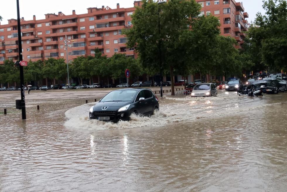 Calles inundadas por la tormenta junto a la estación del Norte de Zaragoza
