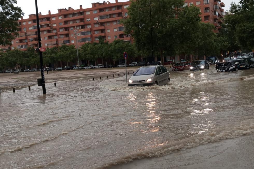 Calles inundadas por la tormenta junto a la estación del Norte de Zaragoza