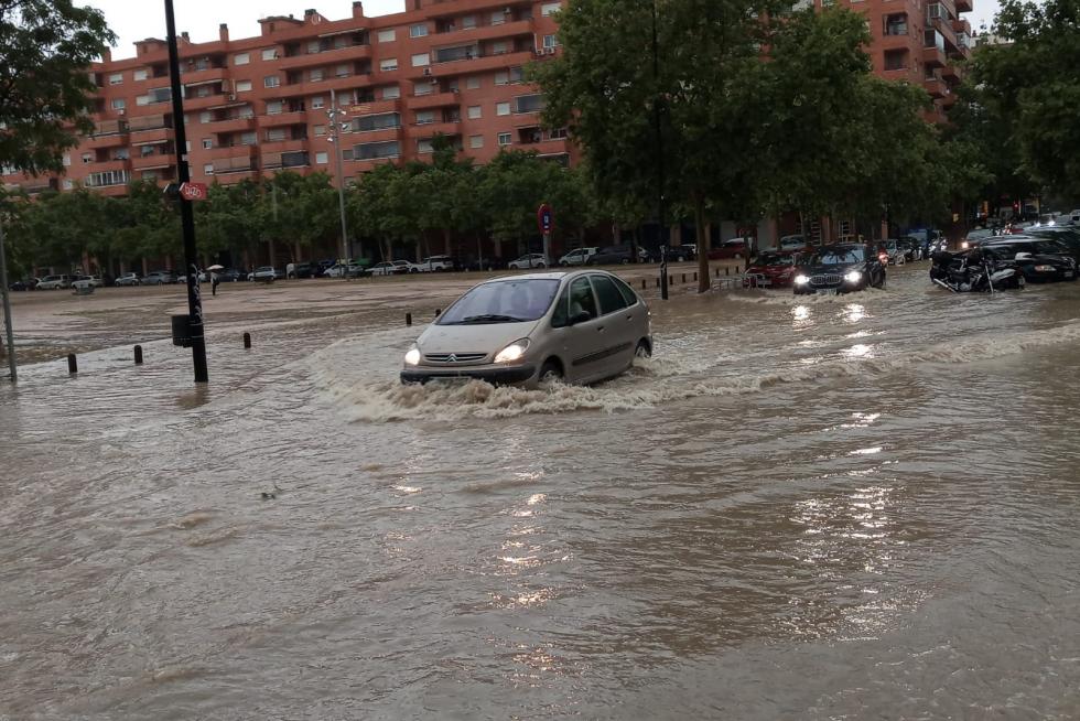 Calles inundadas por la tormenta junto a la estación del Norte de Zaragoza