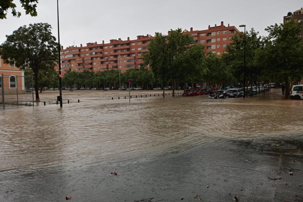 Calles inundadas por la tormenta junto a la estación del Norte de Zaragoza
