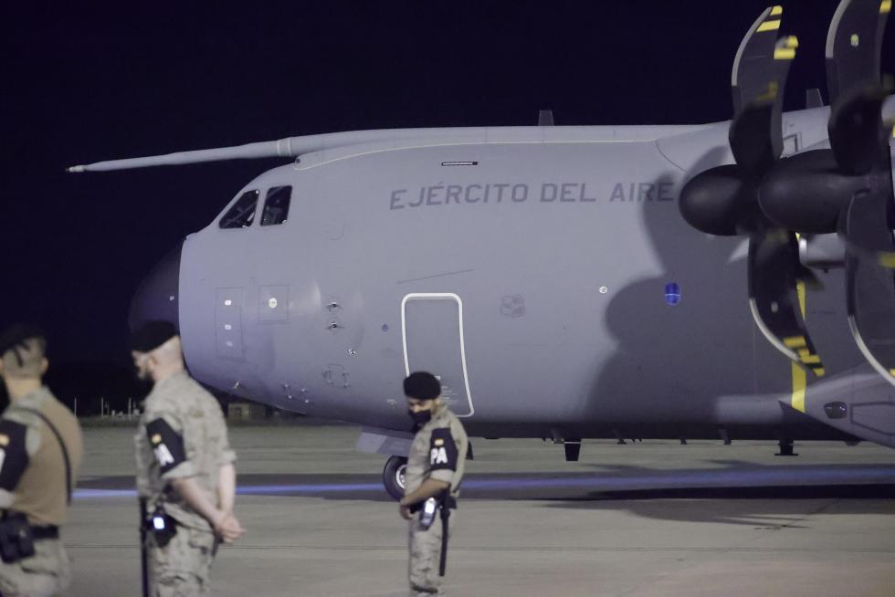 Los primeros repatriados de Afganistan llegan a la base aérea de Torrejón de Ardoz, en Madrid.
