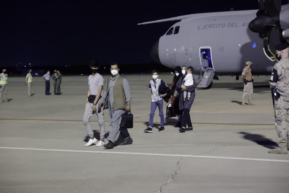 Los primeros repatriados de Afganistan llegan a la base aérea de Torrejón de Ardoz, en Madrid.