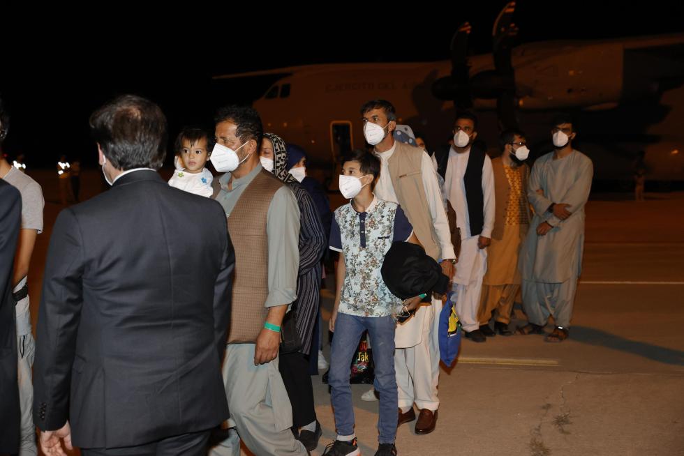 Los primeros repatriados de Afganistan llegan a la base aérea de Torrejón de Ardoz, en Madrid.
