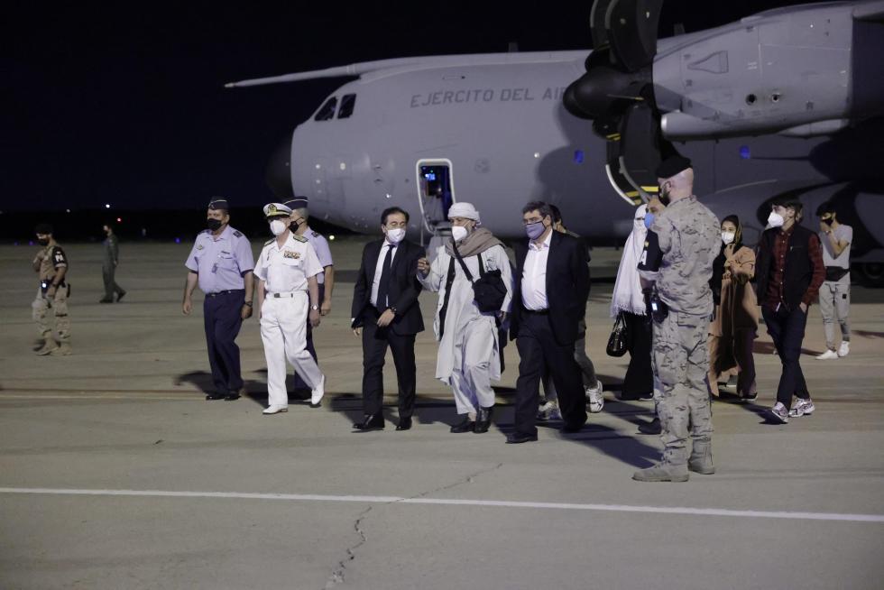 Los primeros repatriados de Afganistan llegan a la base aérea de Torrejón de Ardoz, en Madrid.