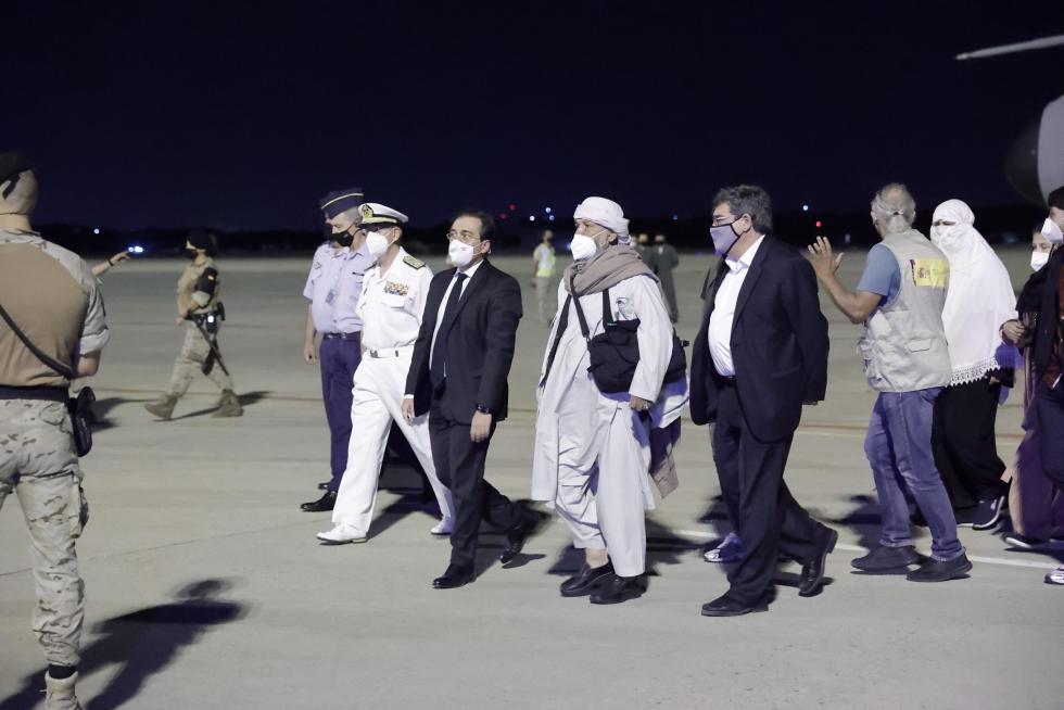 Los primeros repatriados de Afganistan llegan a la base aérea de Torrejón de Ardoz, en Madrid.