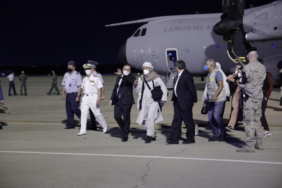 Los primeros repatriados de Afganistan llegan a la base aérea de Torrejón de Ardoz, en Madrid.