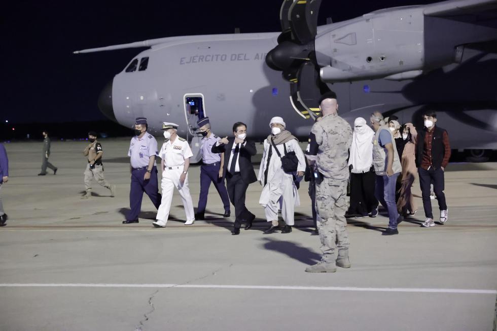 Los primeros repatriados de Afganistan llegan a la base aérea de Torrejón de Ardoz, en Madrid.