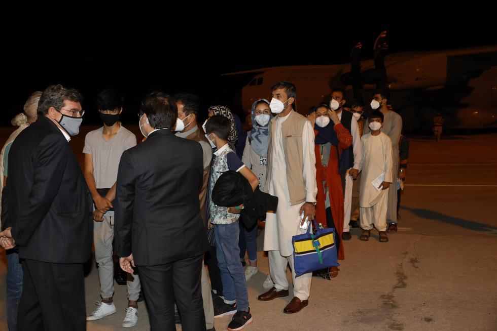 Los primeros repatriados de Afganistan llegan a la base aérea de Torrejón de Ardoz, en Madrid.