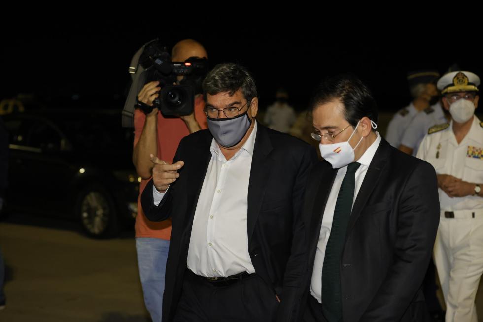 Los primeros repatriados de Afganistan llegan a la base aérea de Torrejón de Ardoz, en Madrid.