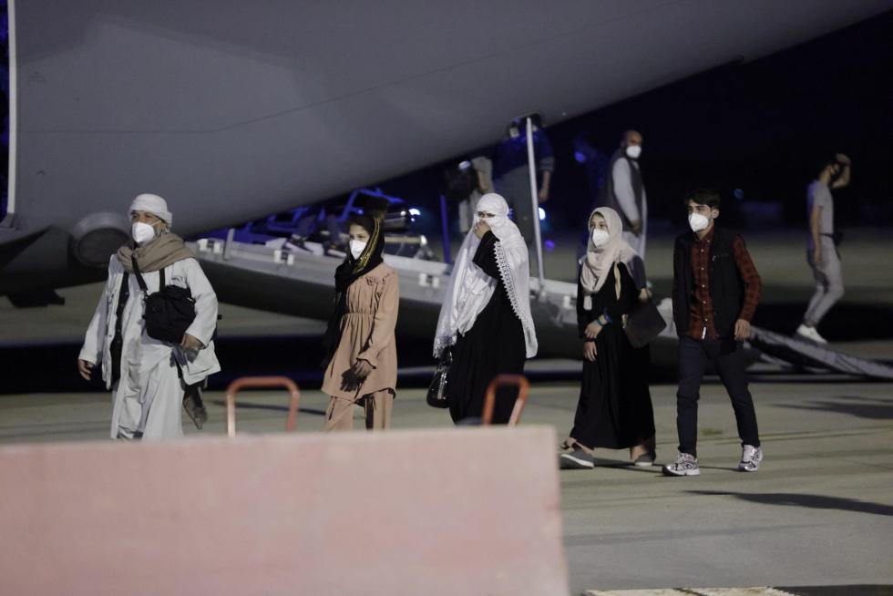 Los primeros repatriados de Afganistan llegan a la base aérea de Torrejón de Ardoz, en Madrid.