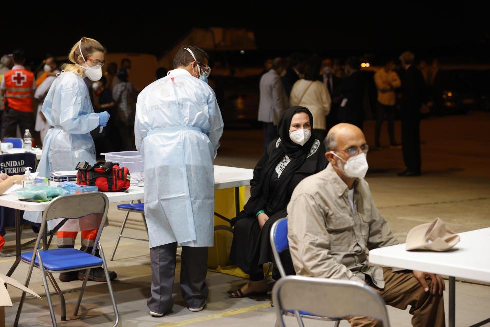 Los primeros repatriados de Afganistan llegan a la base aérea de Torrejón de Ardoz, en Madrid.