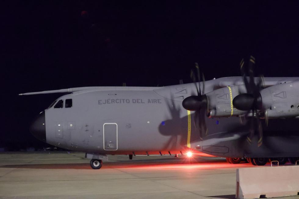 Los primeros repatriados de Afganistan llegan a la base aérea de Torrejón de Ardoz, en Madrid.