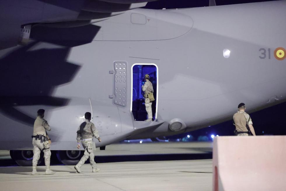 Los primeros repatriados de Afganistan llegan a la base aérea de Torrejón de Ardoz, en Madrid.