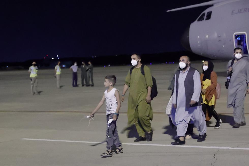 Los primeros repatriados de Afganistan llegan a la base aérea de Torrejón de Ardoz, en Madrid.