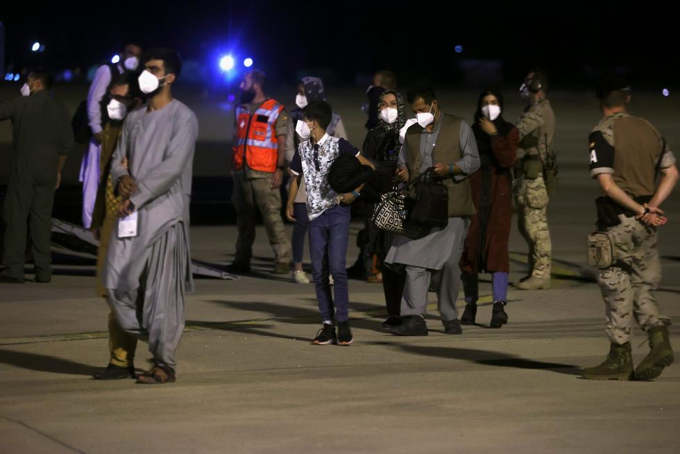Los primeros repatriados de Afganistan llegan a la base aérea de Torrejón de Ardoz, en Madrid.