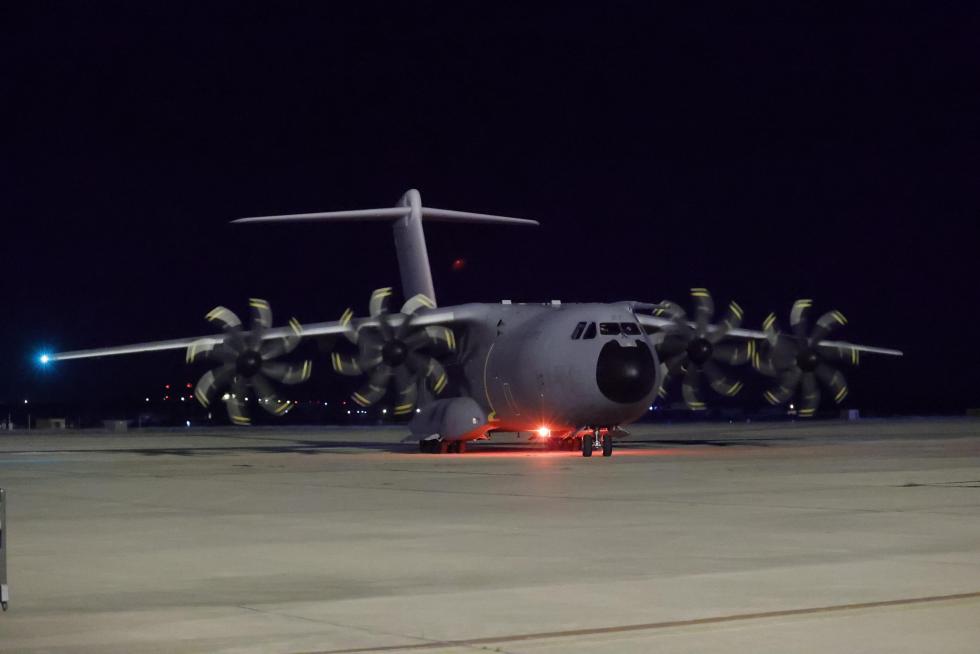 Los primeros repatriados de Afganistan llegan a la base aérea de Torrejón de Ardoz, en Madrid.