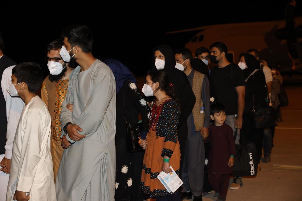 Los primeros repatriados de Afganistan llegan a la base aérea de Torrejón de Ardoz, en Madrid.